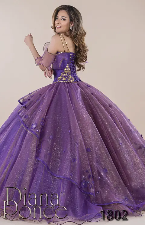 Vestido de XV años modelo 1802 Violeta Dorado — Diana Ponce Zamora