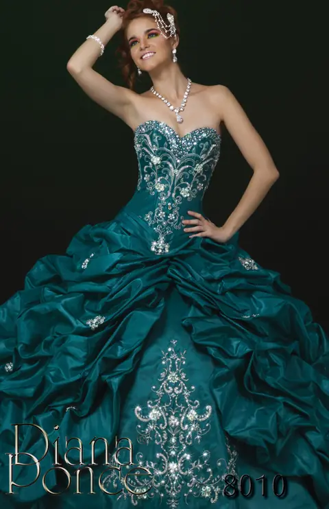 Vestido de XV años modelo 8010 Esmeralda Drapeado — Diana Ponce Zamora